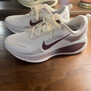 Nike Womens Air Zoom Vomero 18 HM6804-108 Red Running Shoes Sneakers Size 9.5